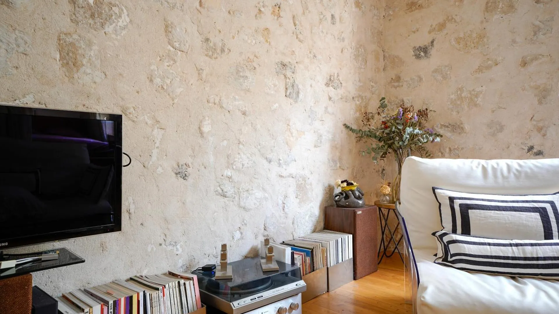 Chic With Private Terrace Apartmán